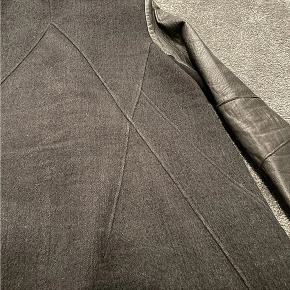 HELMUT LANG BLACK WILLOWED FELT LEATHER-SLEEVE COAT - Picture 6 of 9